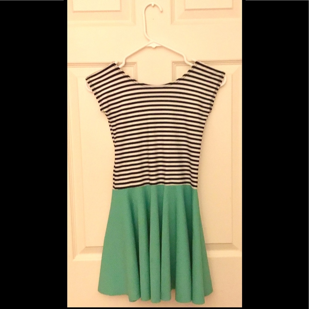Super cute black, white, and mint green dress!